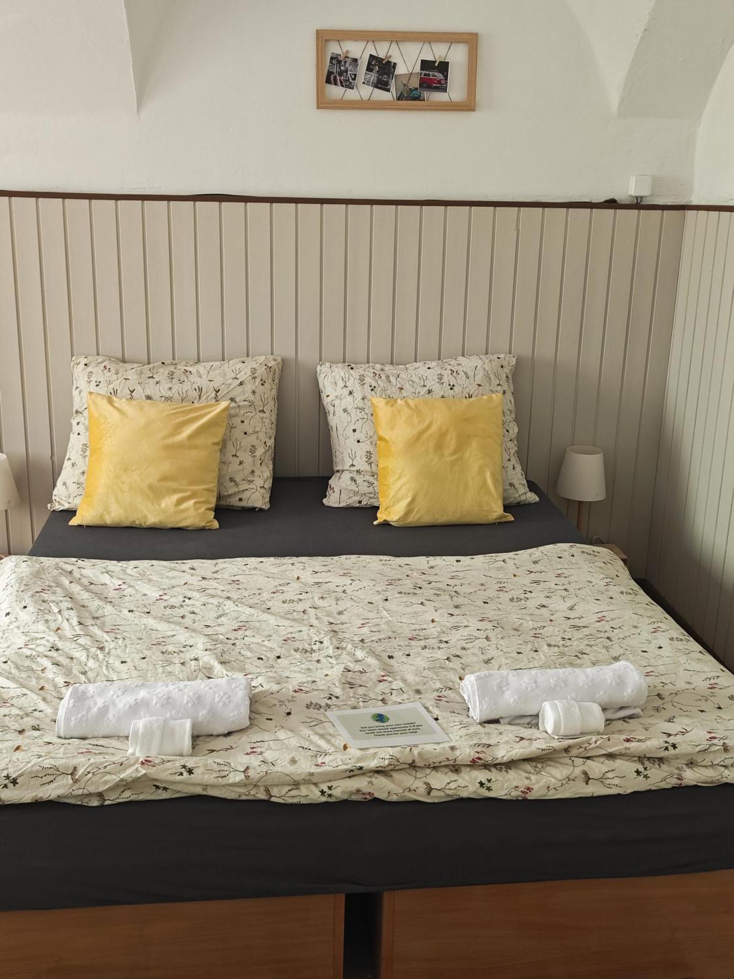 Vintage Room With Garden View บราติสลาวา ภายนอก รูปภาพ